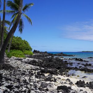 White sand and black rocks on the shore of Manini Beach, Kealakekua Bay, Hawaii (iStock)