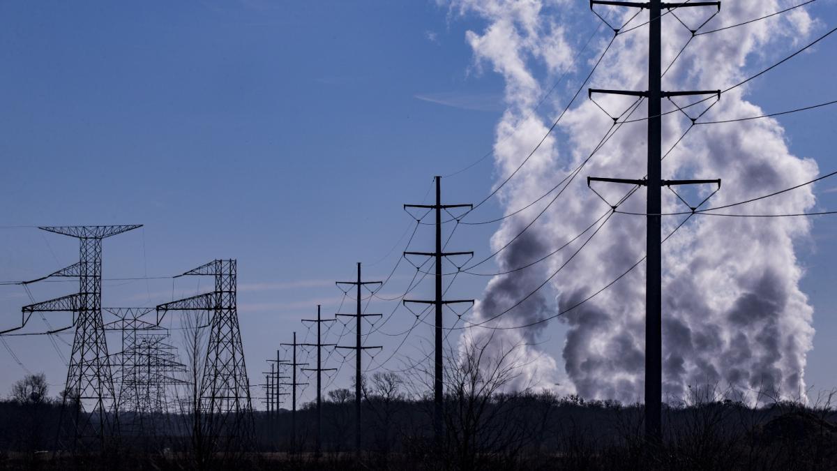 Power lines in front of smokestack exhaust ( Samuel Corum / Anadolu Agency / Getty Images )